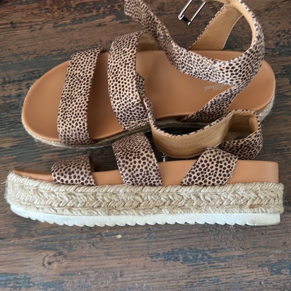 Cute Sandals - Picture 2 of 3